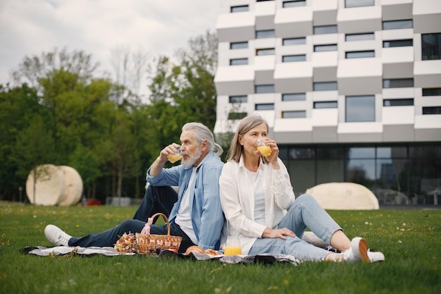 Para seniorów świetnie się bawi na letnim pikniku