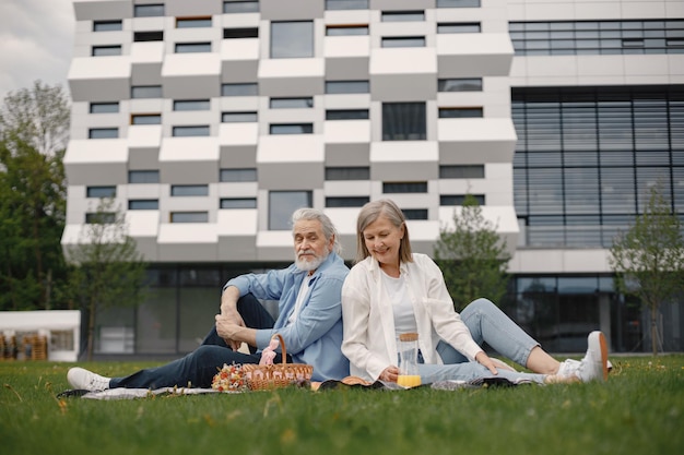 Para seniorów świetnie się bawi na letnim pikniku