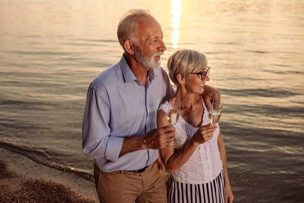 Para seniorów świętująca rocznicę nad rzeką