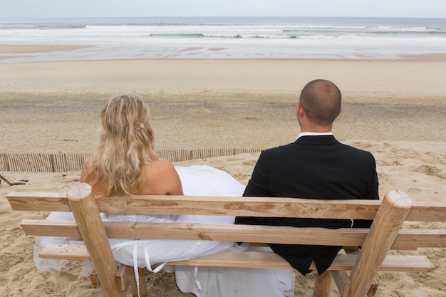Para ślubna na ławce nad morzem