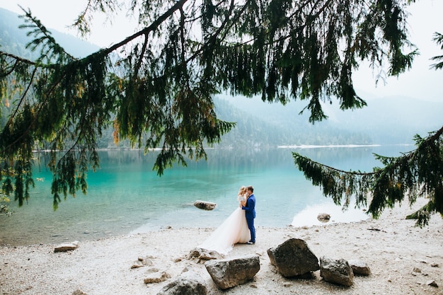 Para ślubna W Lake Di Garda Szczęśliwy