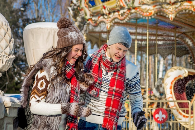 Para śmieje się w winter park. Ludzie dobrze się bawią