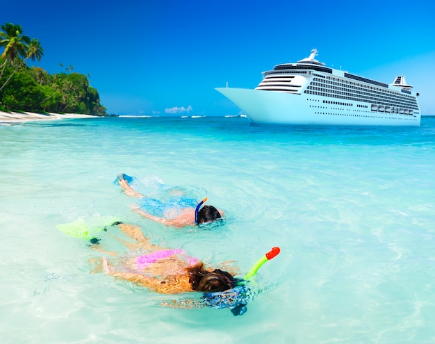 Para Snorkeling Aktywność Ocean Cruise Concept