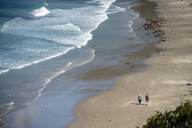 Para spacerująca po plaży w Australii