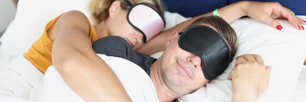 Zdjęcie para śpi w objęciach z maskami do spania na twarzach zbliżenie wygodny odpoczynek w podróży
