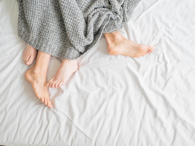 Para śpiąca w łóżku z bliska widok stóp koncepcji pary miłości i związków