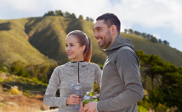 Para sportowców z wodą nad Big Sur Hills