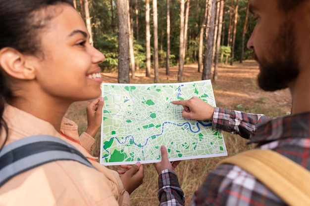 Zdjęcie para sprawdza mapę w poszukiwaniu nowego miejsca docelowego