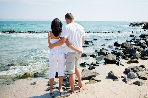 Zdjęcie para stojąca na plaży?