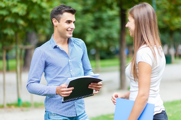 Para studentów rozmawiających razem