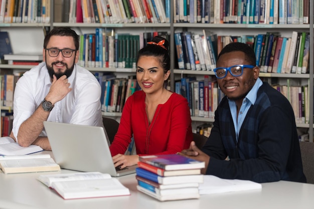 Zdjęcie para studentów w bibliotece