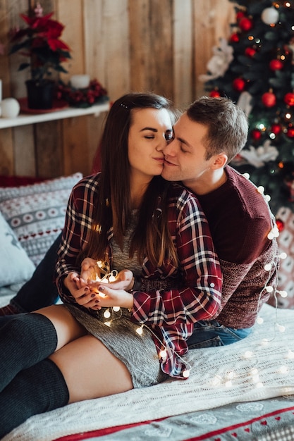 Para świętuje Boże Narodzenie w ciepłej atmosferze w domu