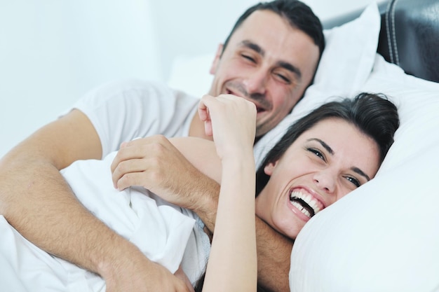para szczęśliwych młodych zdrowych ludzi dobrze się bawi w swojej sypialni, kochając się i śpiąc
