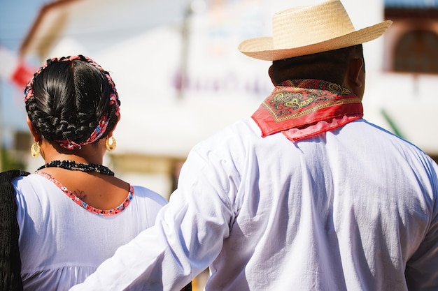 Para tancerzy tradycyjnego tańca meksykańskiego w guelaguetza Oaxaca