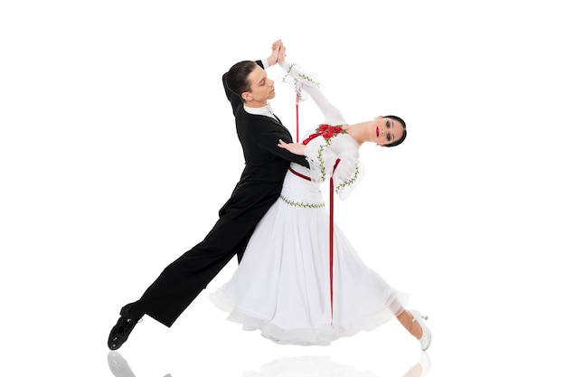 Para towarzyska para tańca towarzyskiego w tanecznej pozie na białym tle sala balowa zmysłowa profesjonalna tancerka tańcząca walz tango slowfox i quickstep po prostu tańcz