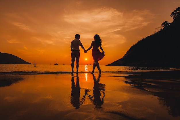 Para trzymając się za ręce na plaży