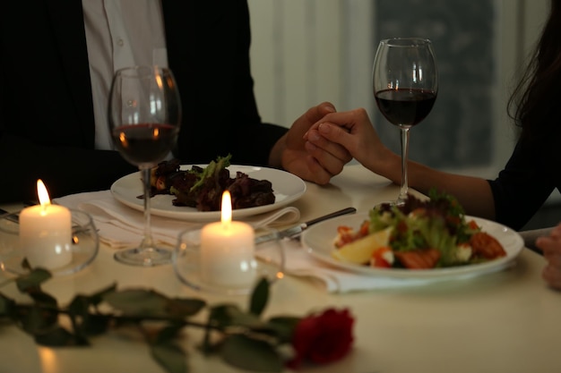 Para trzymająca się za ręce w restauracji