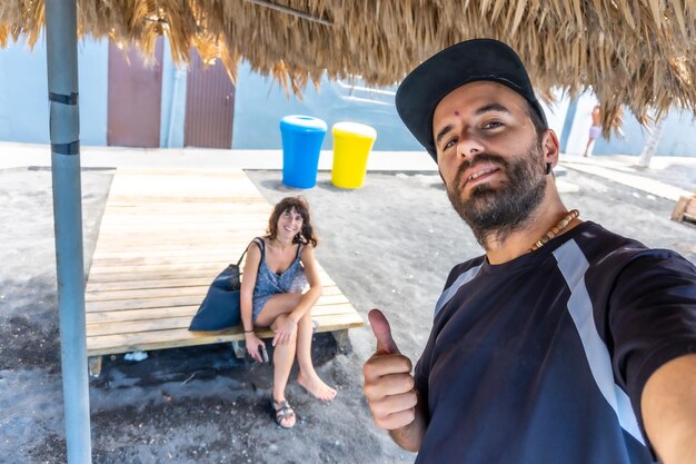 Para turystów korzystająca latem z plaży Puerto Naos na wyspie La Palma