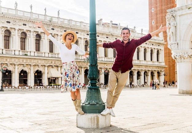 Para turystów odwiedzających Piazza San Marco we Włoszech