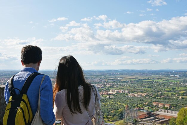 Para turystów patrząca na panoramę z punktu obserwacyjnego w Villa D'Este Tivoli w pobliżu rzymskiego miejsca Unesco we Włoszech Widok z tyłu