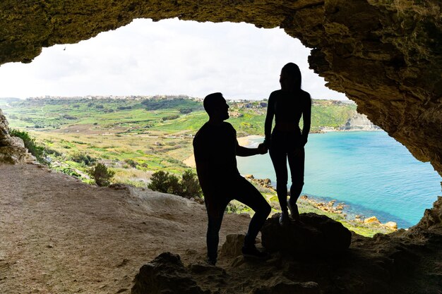 Para turystów trzymająca się za ręce w jaskini Tal Mixta na Gozo Malta