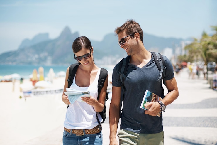 Zdjęcie para turystyczna i plaża z mapą dla przewodnika na wycieczkę wakacyjną i podróż na lato w rio de janeiro relacja wakacyjna i szczęśliwa nad morzem na wycieczek w przygodę razem i uśmiech na przerwę