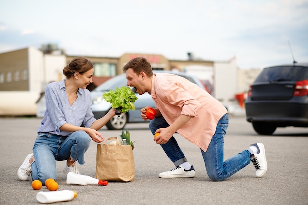 Para Upuściła Paczkę Na Parking W Supermarkecie