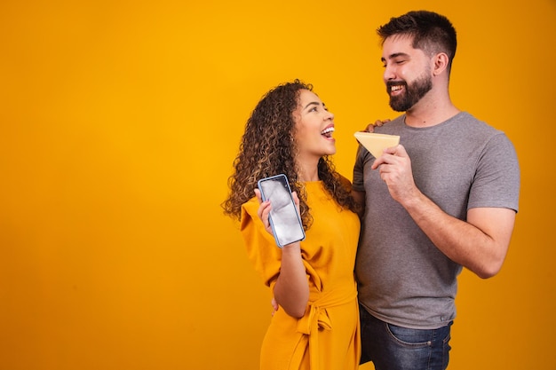 Para Valentine prowadzi kampanię na rzecz marki sera. Szczęśliwa para walentynkowa z serem i telefonem komórkowym z pustym ekranem