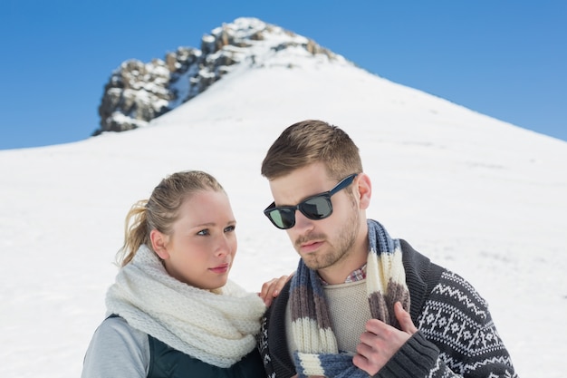 Para w ciepłej odzieży przed snowed hill