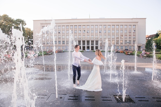 Zdjęcie para w fontannie