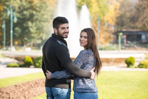 Para w parku jesienią