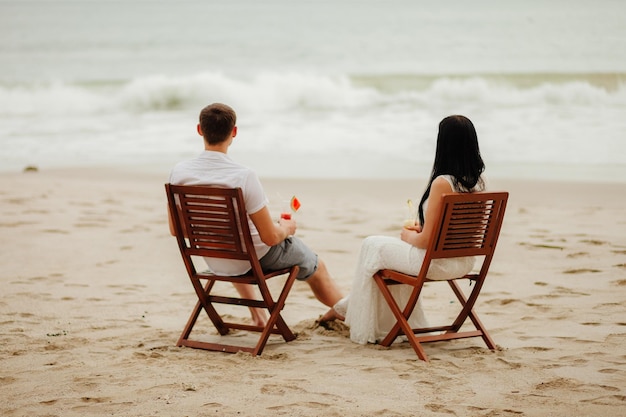 Para w podróży poślubnej relaksuje się na plaży Widok na morze i piaszczystą plażę w Azji Wietnam