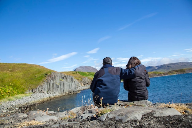 Para w spektakularnej formie w kamieniach na plaży Olafsfjordur Islandia