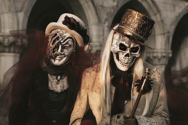 Para w strojach szkieletów na karnawale w Wenecji. Święto Halloween