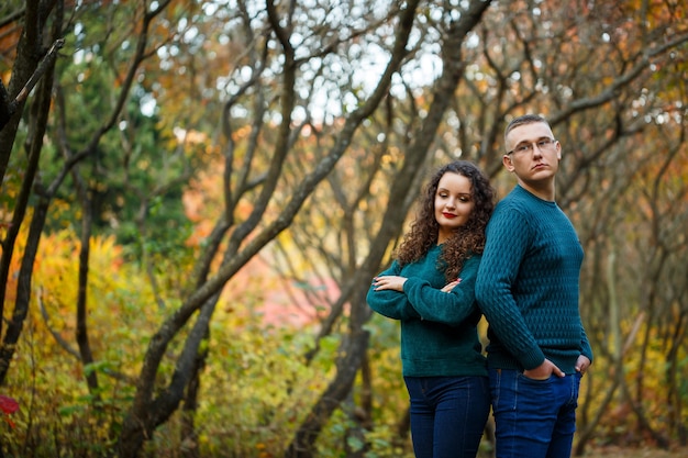 Para w swetrach w jesiennym parku
