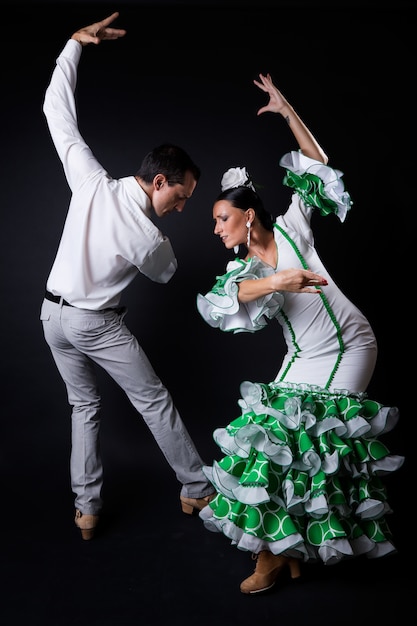 Para w tradycyjny strój taniec flamenco