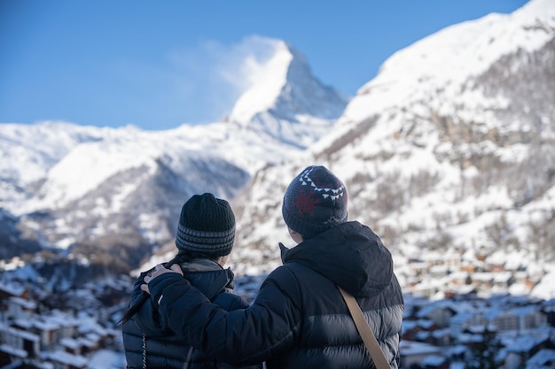 Para w wiosce Zermatt z górą Matterhorn w porannej Szwajcarii Zermatt