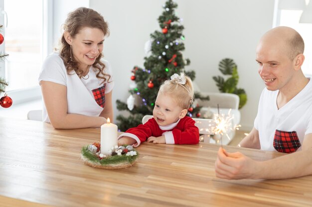 Para z córką w domu podczas Bożego Narodzenia