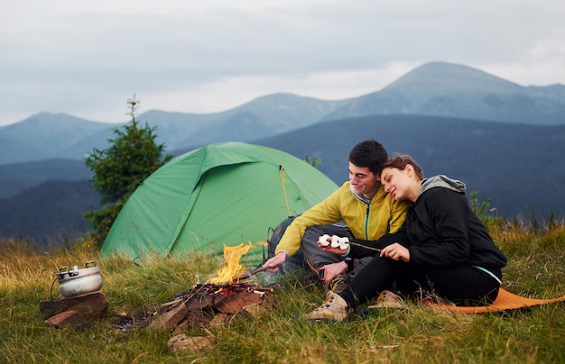 Para z pianką marshmallow przy ognisku Majestic Karpaty Piękny krajobraz dziewiczej przyrody