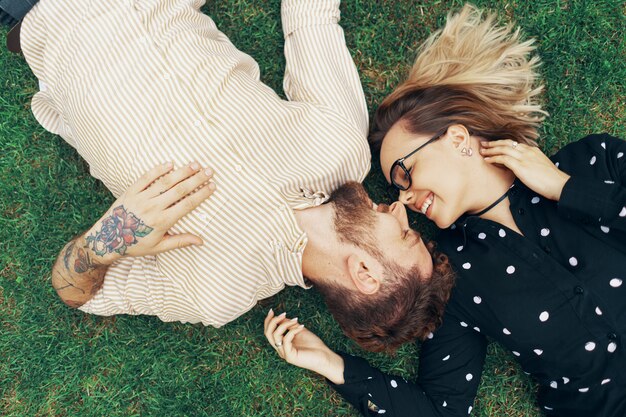 Zdjęcie para zakochanych leżąc na trawie