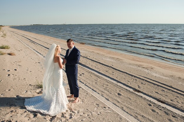 Para Zakochanych Na Plaży W Dniu ślubu.