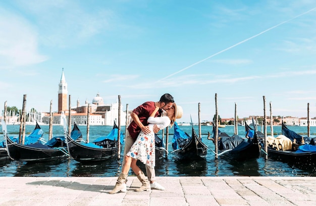 Para zakochanych odwiedza Wenecję Włochy Chłopak i dziewczyna spędzają romantyczny włoski weekend