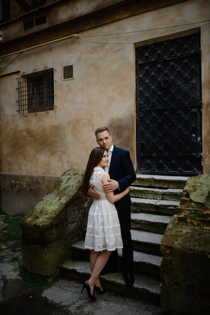 Para zakochanych. Szczęśliwa młoda para zakochanych, ciesząc się ich romantyczny moment.