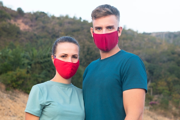 Para zakochanych w maskach na twarzach facet i dziewczyna, mężczyzna i kobieta w ochronnej masce medycznej przeciwko nowemu chińskiemu koronawirusowi pandemicznemu, epidemii, 2019-ncov. Zanieczyszczenie powietrza, koncepcja infekcji