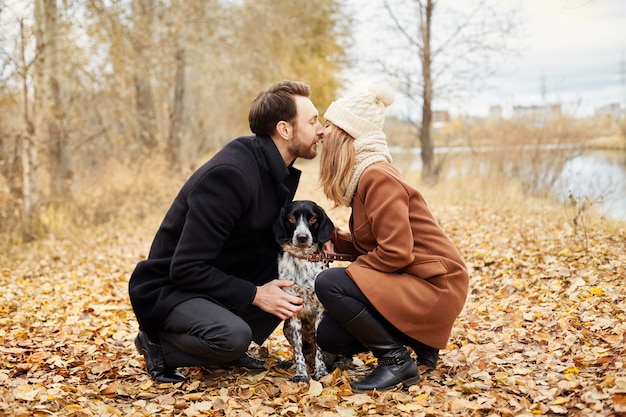 Zdjęcie para zakochanych walentynki pies spaceru w parku