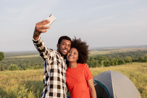 Zdjęcie para ze średnim strzałem robi selfie