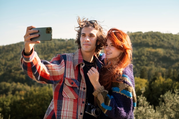 Zdjęcie para ze średnim ujęciem robi selfie