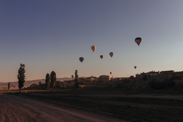 Parada Balonów Na Ogrzane Powietrze W Kapadocji O Wschodzie Słońca?