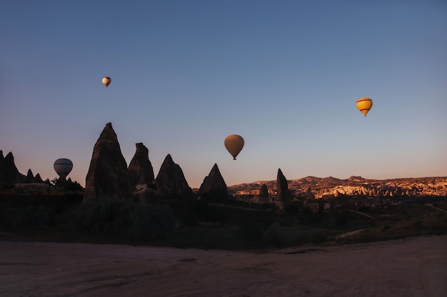 Parada balonów na ogrzane powietrze w Kapadocji o wschodzie słońca