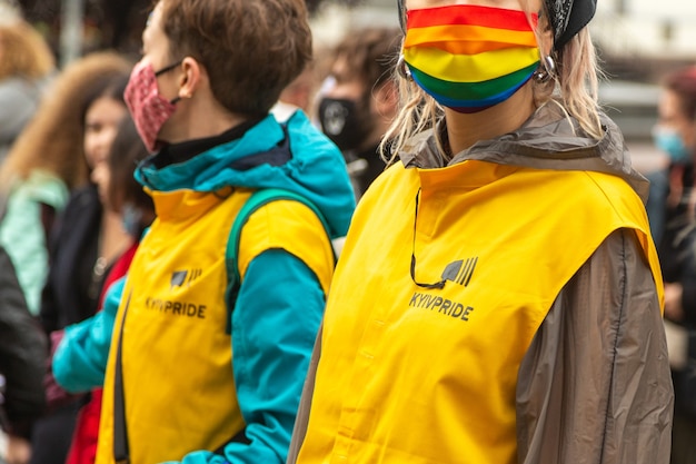 Parada Równości w Kijowie na Ukrainie. Uczestnikom marszu pomagają wolontariusze. Koncepcja LGBTQ.